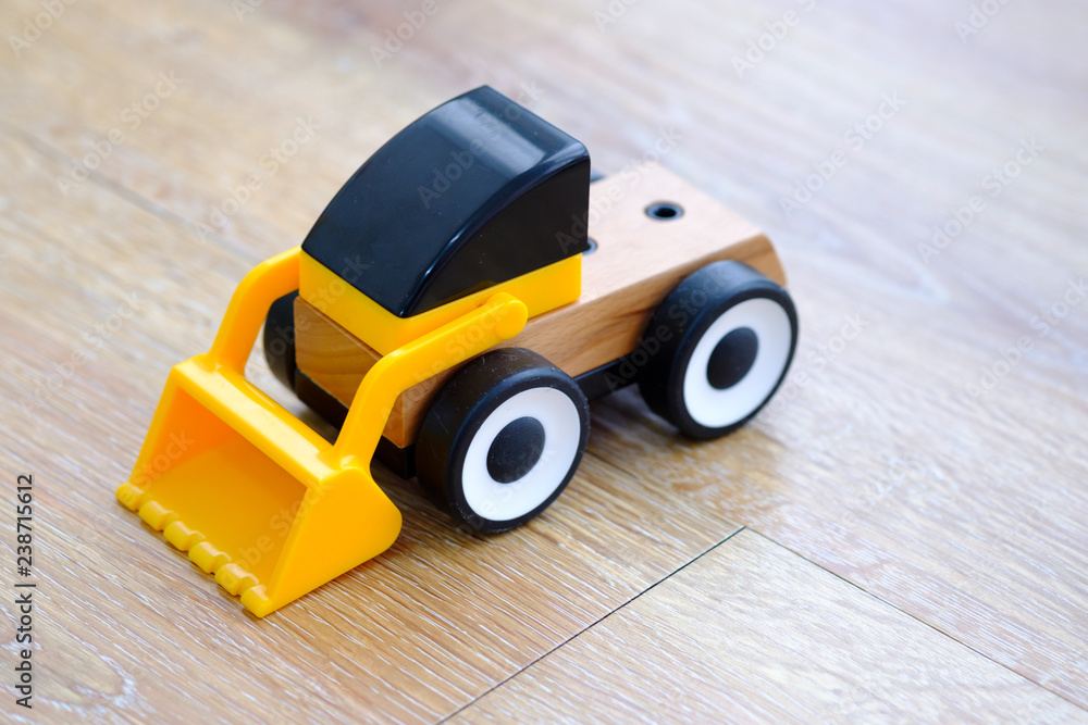 The colorful wooden and plastic car  toys ,can assembly and swap for improve  the creative thinking.