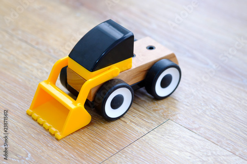 The colorful wooden and plastic car toys ,can assembly and swap for improve the creative thinking.