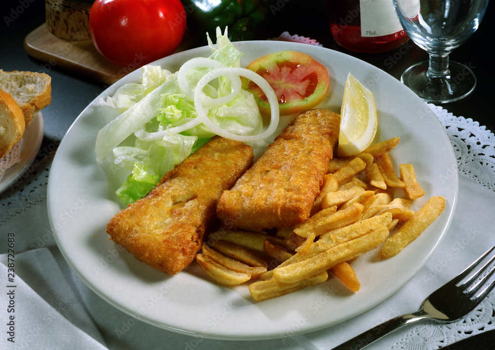 Plato combinado con dos barritas de merluza, patatas fritas y ensalada. Plato combinado con dos barritas de merluza, patatas fritas y ensalada.