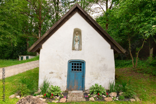 Fototapeta Naklejka Na Ścianę i Meble -  A small, rural, roadside chapel, located at the mountain tourist trail, Pieniny, Polska
