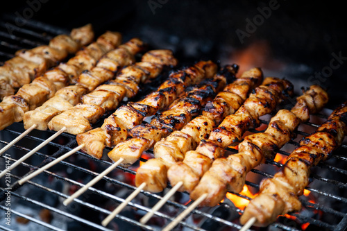 Fleisch auf dem Grill  Barbecue H  hnchenspiesse ger  uchert