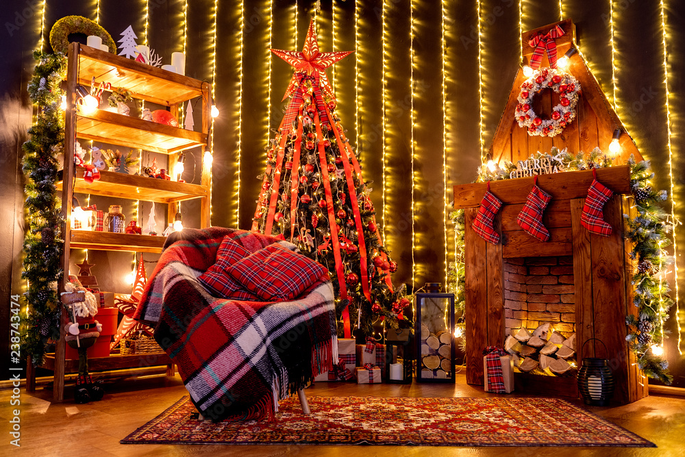 Fototapeta premium Beautiful classic red and golden Christmas room decor