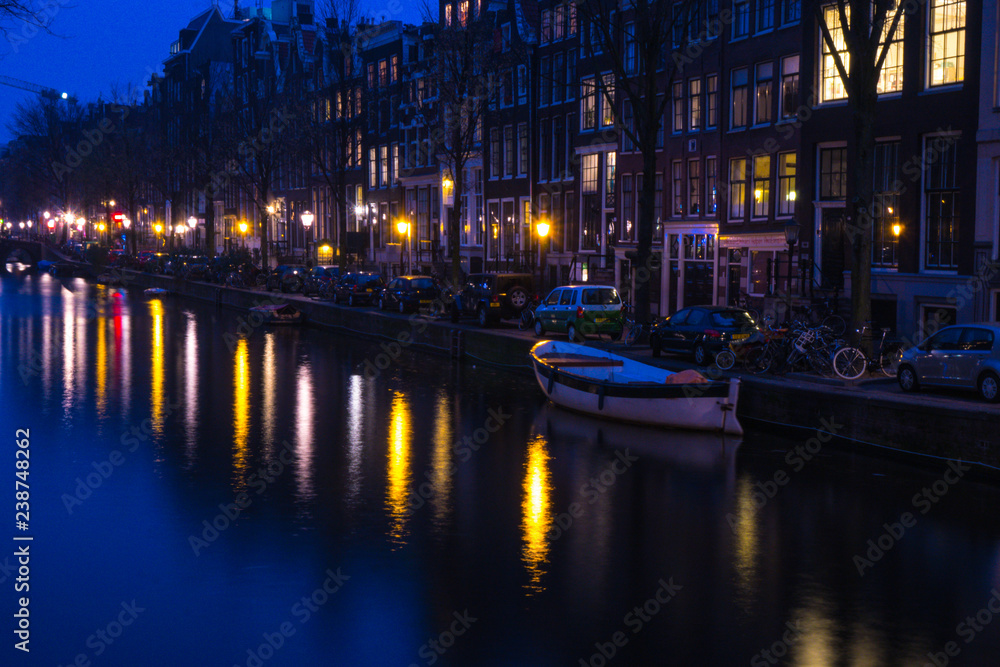 Grachten in Amsterdam bei Nacht