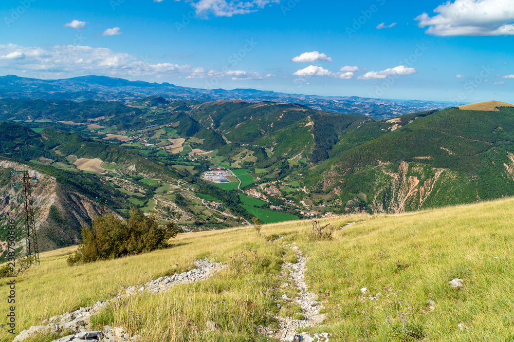 Valle vista dal sentiero sul Monte Nerone