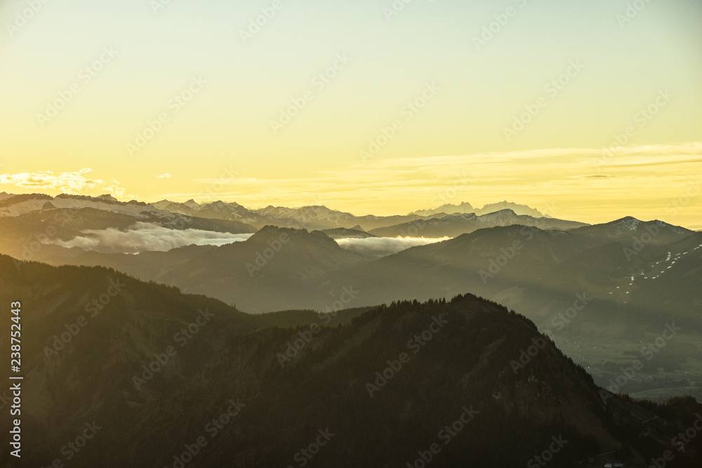 Sonnenuntergang in den Allgäuer Bergen - winterlich