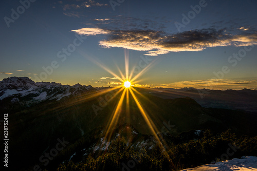 Sonnenuntergang in den Allgäuer Bergen - winterlich