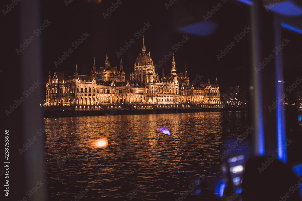 Obraz premium Hungarian Parliament at night on the River Danube, Budapest, Hungary, Europe
