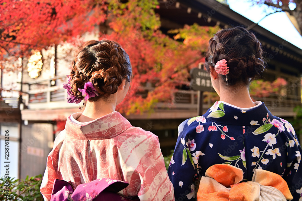 紅葉見物する和服姿の女性 紅葉見物する和服姿の女性