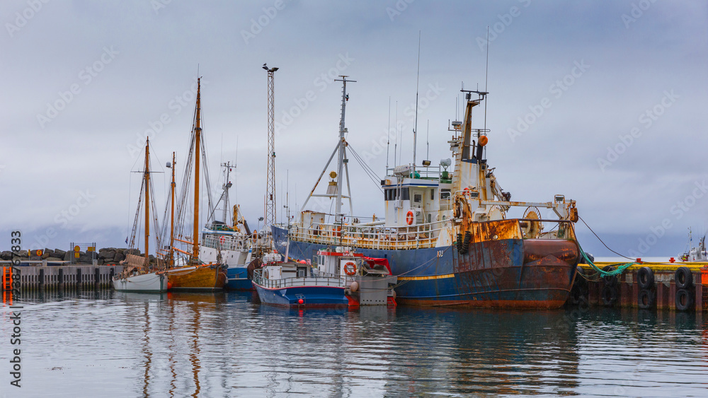 Island, Fischerboote im Hafen von Husavik