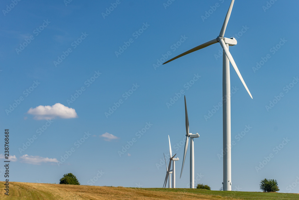 Champ d'éoliennes dans le paysage dans la campagne en Alsace France Champ d'éoliennes dans le paysage dans la campagne en Alsace France