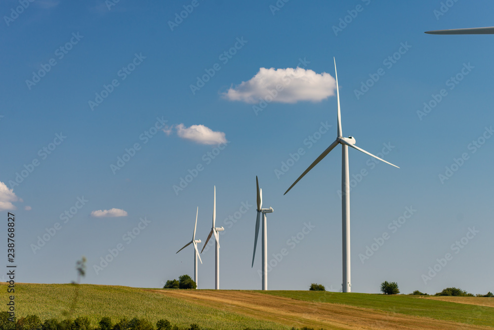 Champ d'éoliennes en France sur un champ dans la campagne en Alsace sur fond de ciel bleu