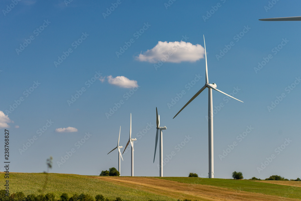 Champ d'éoliennes en France sur un champ dans la campagne en Alsace sur fond de ciel bleu Champ d'éoliennes en France sur un champ dans la campagne en Alsace sur fond de ciel bleu