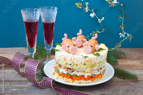 Photography Schichtsalat dekoriert mit lustigen Schweinchen