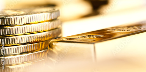 Canvastavla gold bars and coins close up