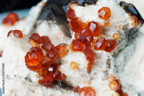 Foto Orange crystals of spessartite garnet