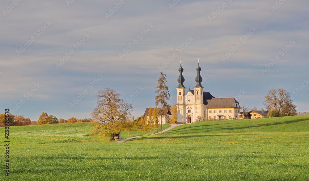 Obraz premium Die Wallfahrtskirche Maria Bühel bei Oberndorf / Salzburg / Österreich
