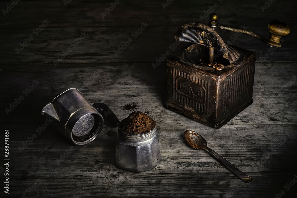 Fototapeta premium prepararsi un caffè alla vecchia maniera
