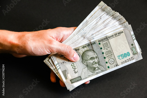 Schilderij op canvas Woman's hands holding brand new indian 500 rupees banknotes.