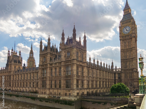 Palace of Westminster unter dunkler Wolke