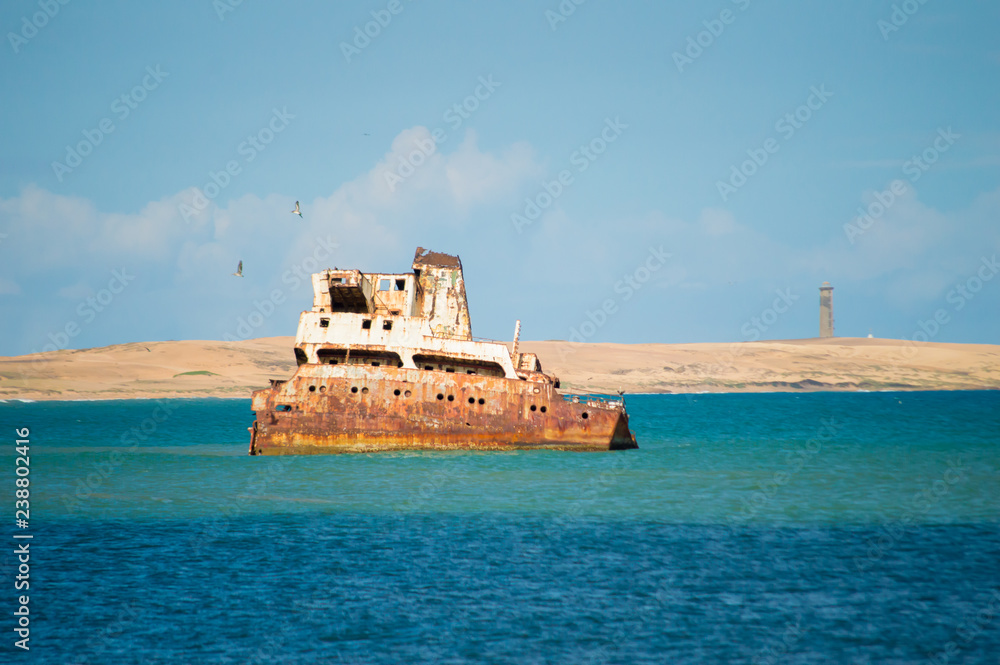 Barco oxidado en el mar