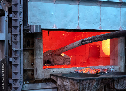 skimming dross on melted aluminum