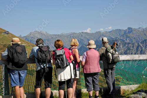 wanderer im kleinwalsertal