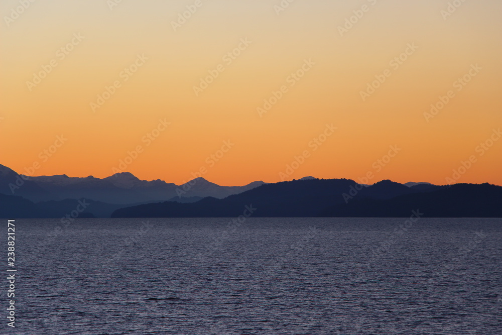 Atardecer en Bariloche frente al al lago Nahuel Huapi