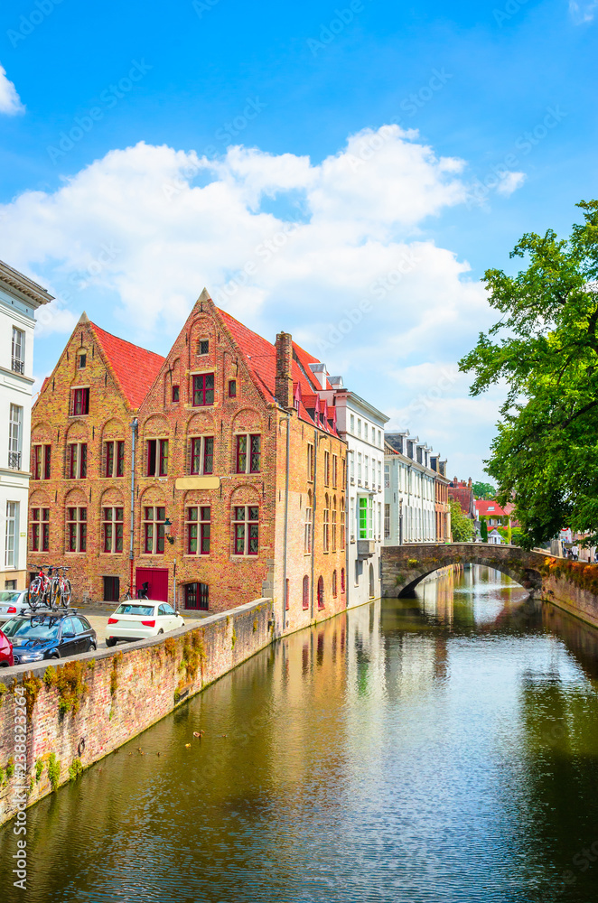 Obraz premium Beautiful canal and traditional houses in the old town of Bruges (Brugge), Belgium