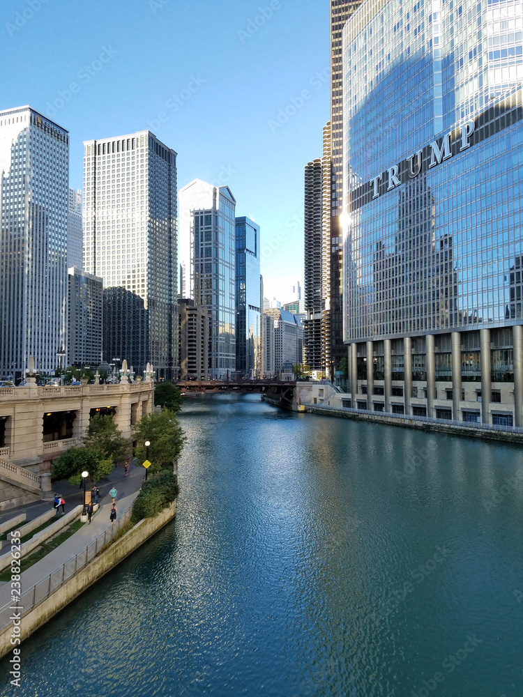 Obraz premium Chicago, Illinois 10-08-2016 Widok na rzekę Chicago, mosty i okoliczne budynki w pogodny jesienny poranek.