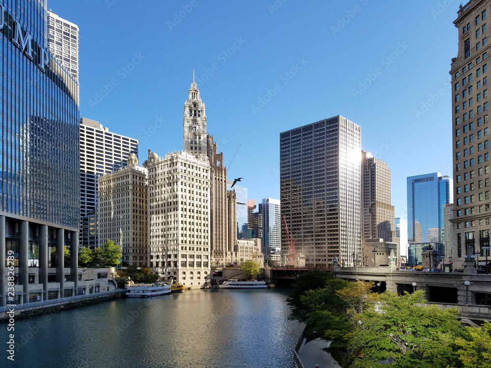 Fototapeta premium Chicago, Illinois 10-08-2016 Widok na rzekę Chicago, mosty i okoliczne budynki w pogodny jesienny poranek.