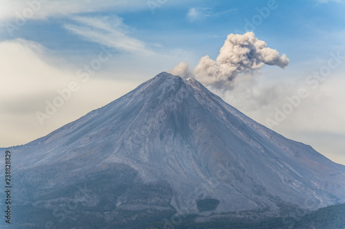 Está saliendo mucho humo del volcán de Colima.