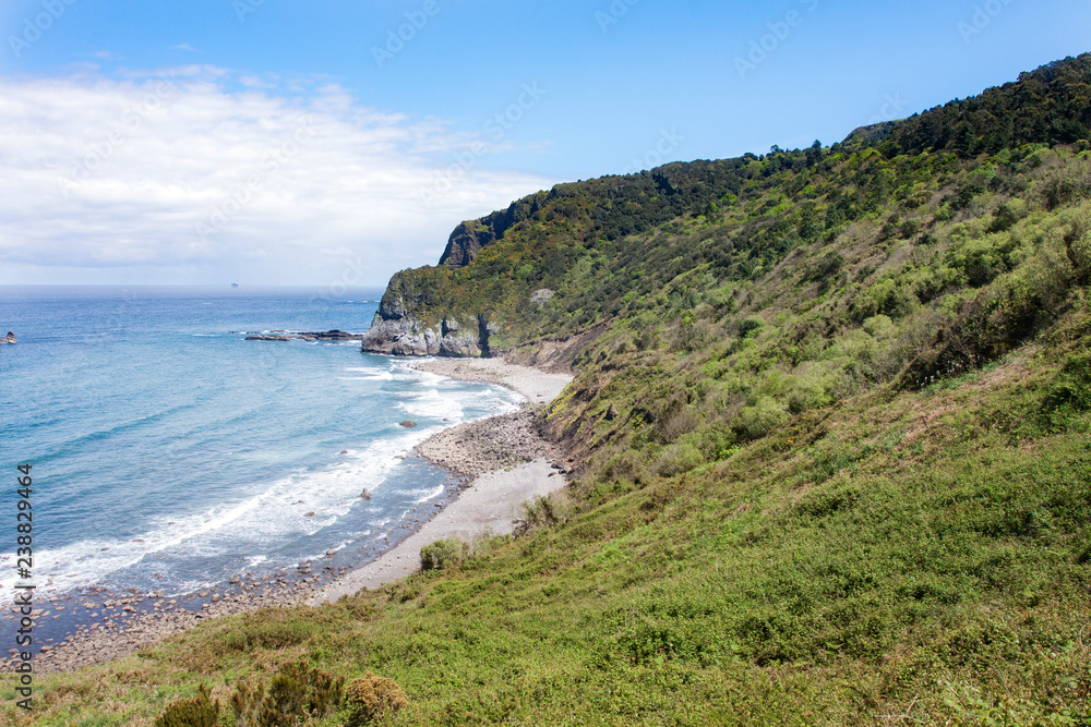 PLAYA Y MONTAÑA EN EL NORTE DE ESPAÑA