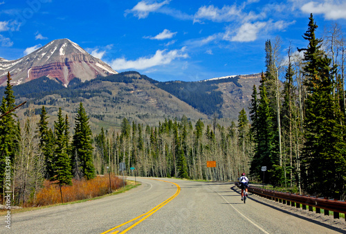 Billede på lærred A cyclist heads up HIghway 550 north of Durango, Colorado toward the San Juan Mo