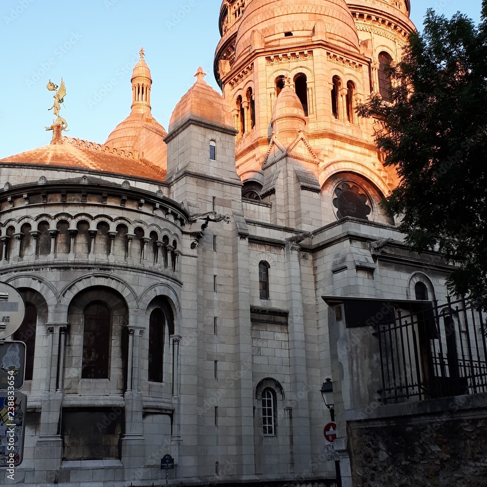 Fototapeta premium Basilique du Sacré-Coeur de Montmartre au coucher du soleil
