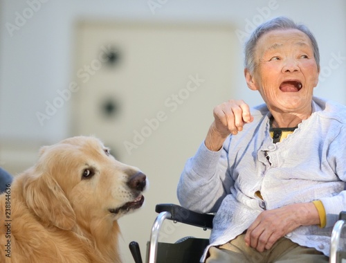 老人介護施設・母と介助犬のひととき photo