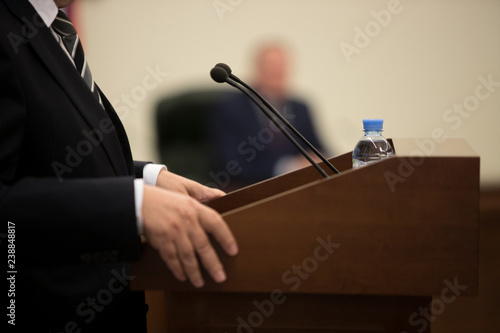 Fotografia close up hand hold microphone master of ceremony annousment in event