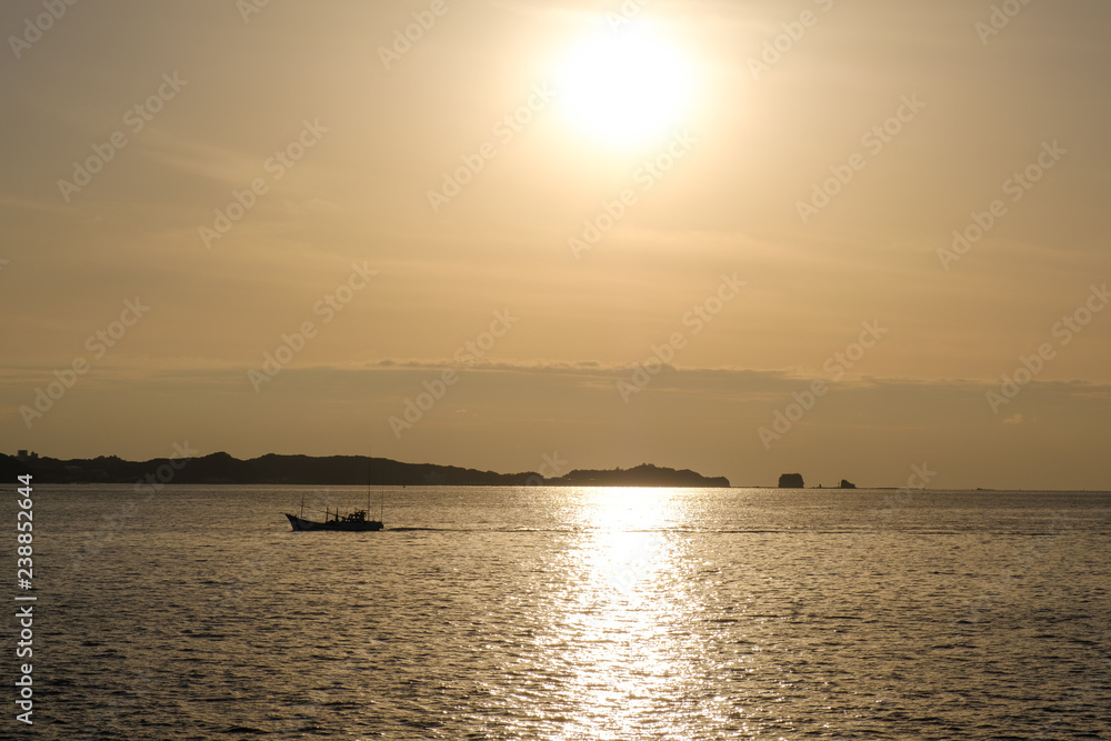 Naklejka premium 田辺町の夕暮れの海
