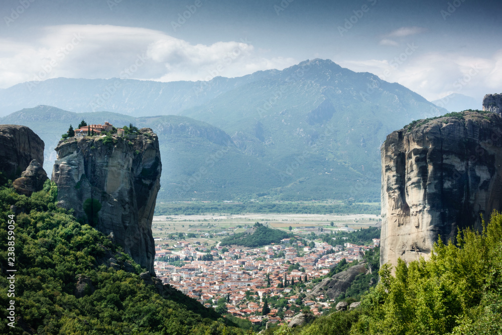 Naklejka premium Scenic view of the Meteora cliff and town