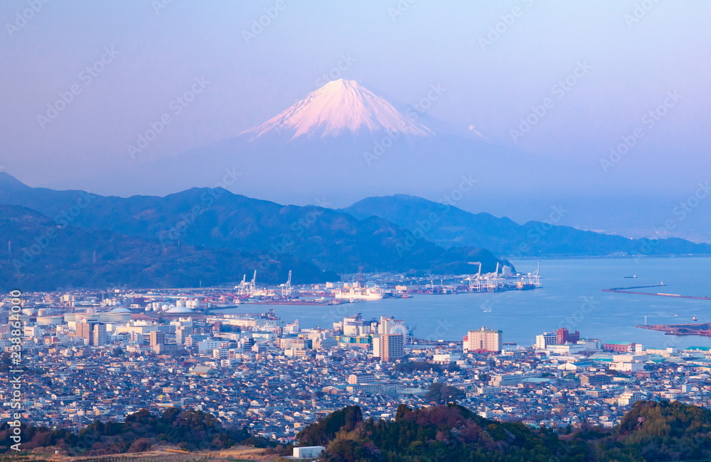 夕暮れの富士山と清水港、静岡県静岡市清水区日本平にて