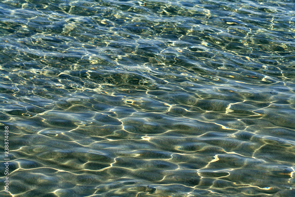 Fototapeta premium Reflection of the sun on the transparent sea water