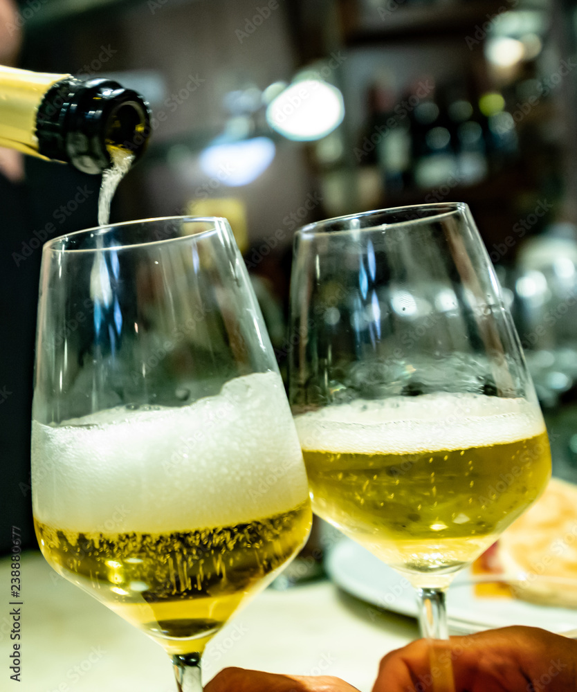 Calici di champagne , vino frizzante per brindisi, fuoco selettivo Stock  Photo