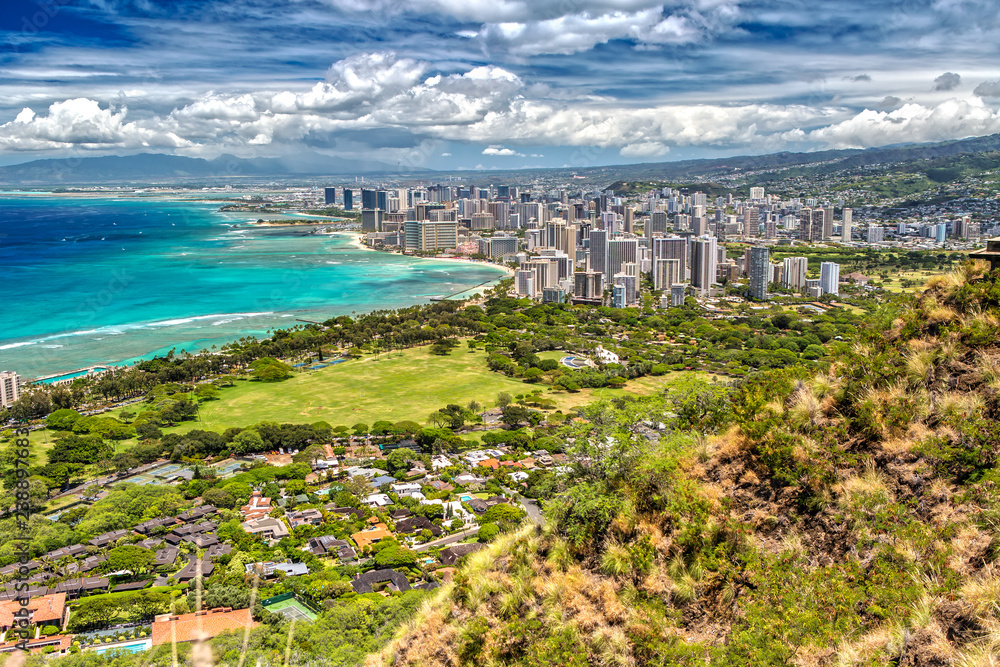 Obraz premium Panorama View over Honolulu from Diamond Head on Oahu, Hawaii