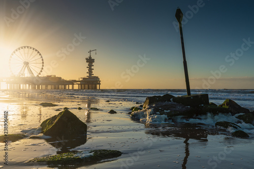 Fotografia ferris wheel on the Pier at Scheveningen at sunset