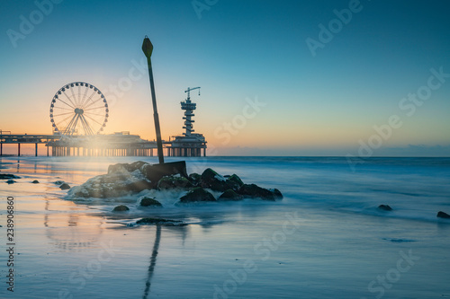 Fotografia ferris wheel on the Pier at Scheveningen at sunset