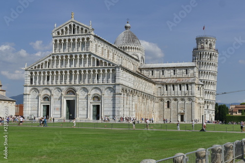 Pisa - Duomo di Santa Maria Assunta e Torre pendente in piazza dei Miracoli 