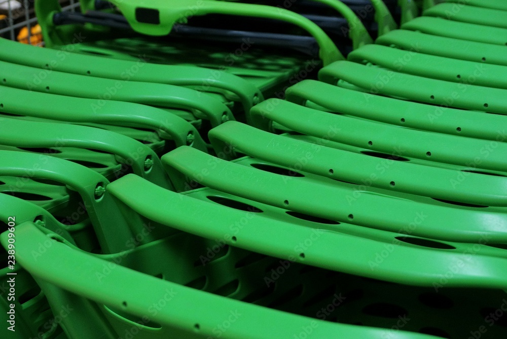 Obraz premium green texture from a row of plastic carts in a supermarket