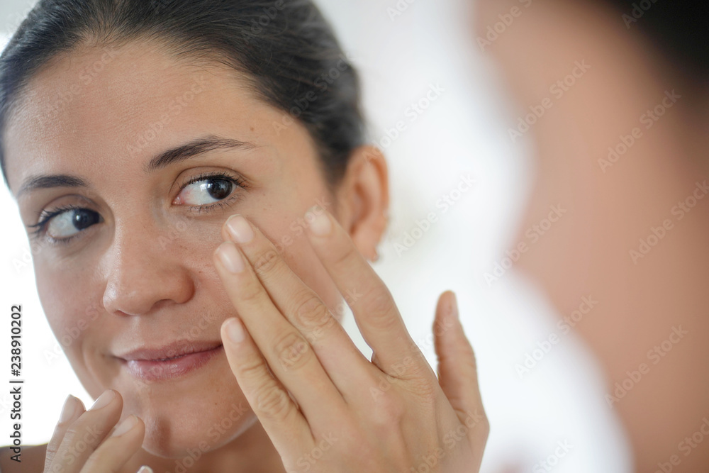 Fotografie Beautiful brunette going through beauty routine