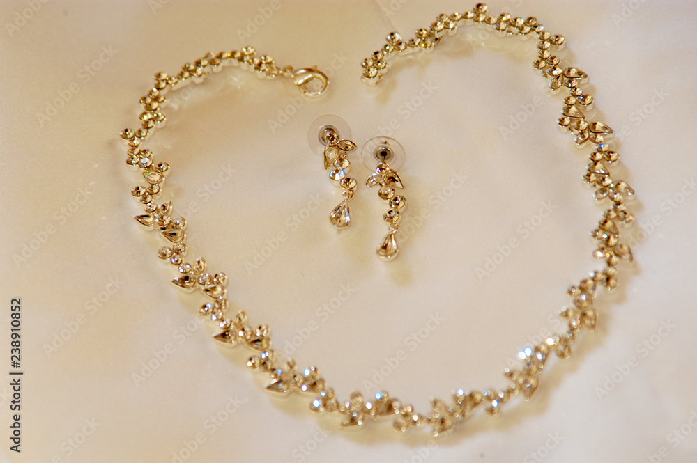 Obraz premium Necklace and earrings for wedding