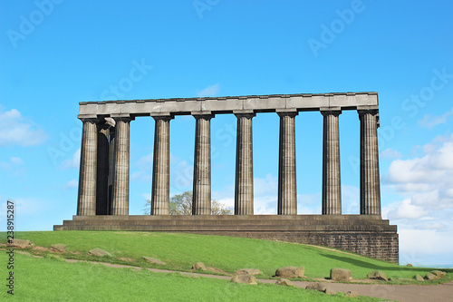 colonne storia monumento storico vecchio greco pietra costruzione greca romana arco viaggio turismo storia arte cultura fotografia collina parco verde natura relax nuvole cielo azzuro 