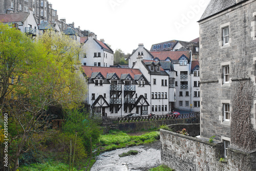 SCOZIA MEDIEVALE CASE STORICA PAESAGGIO AZZURRO ALBERI VECCHIO CASALE CITTADINA TURISMO COLLINA EDIMBURGO